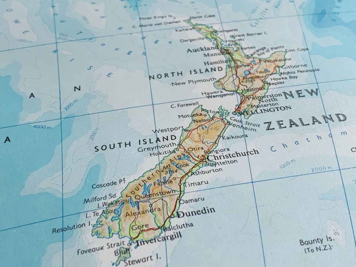 Map of New Zealand with South Island and North Island clearly marked